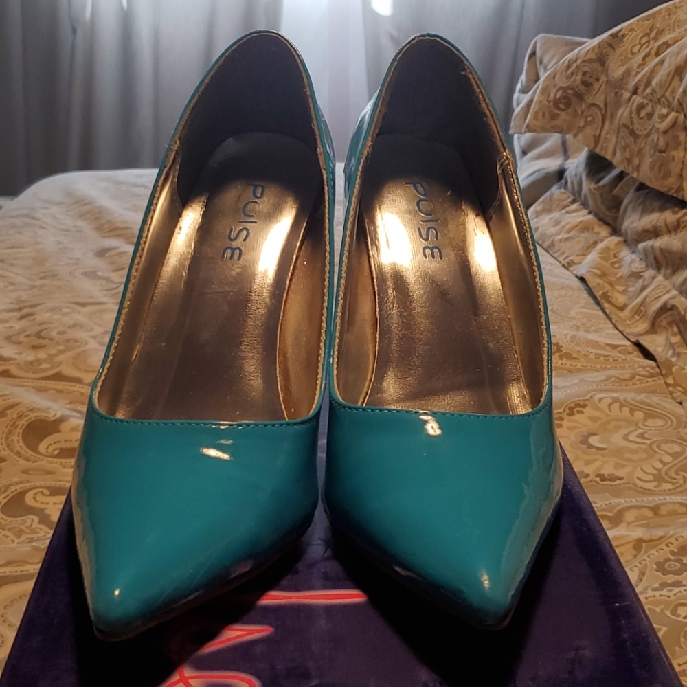 Pulse turquoise pumps